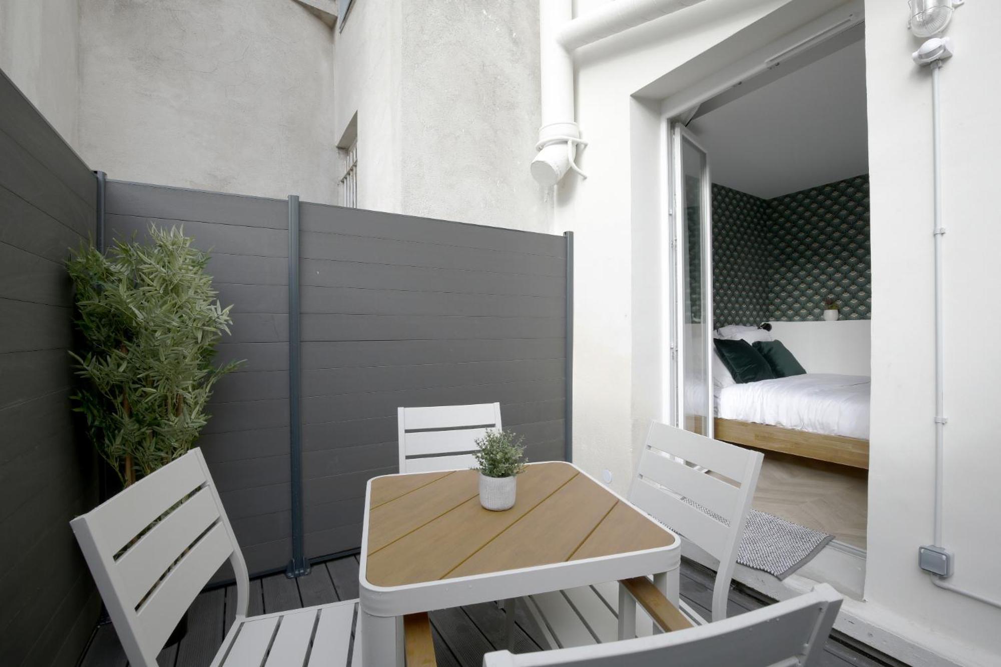 Chill-out On Private Patio In Vintage Masterpiece Apartment *