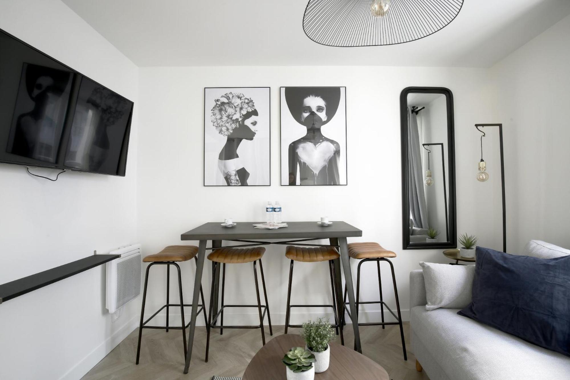 Chill-out On Private Patio In Vintage Masterpiece Apartment Paris